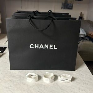 ✨🖤Luxury Designer Bags and Boxes for Sale!
CHANEL BAG FOR SALE✨🖤✨17x13x6